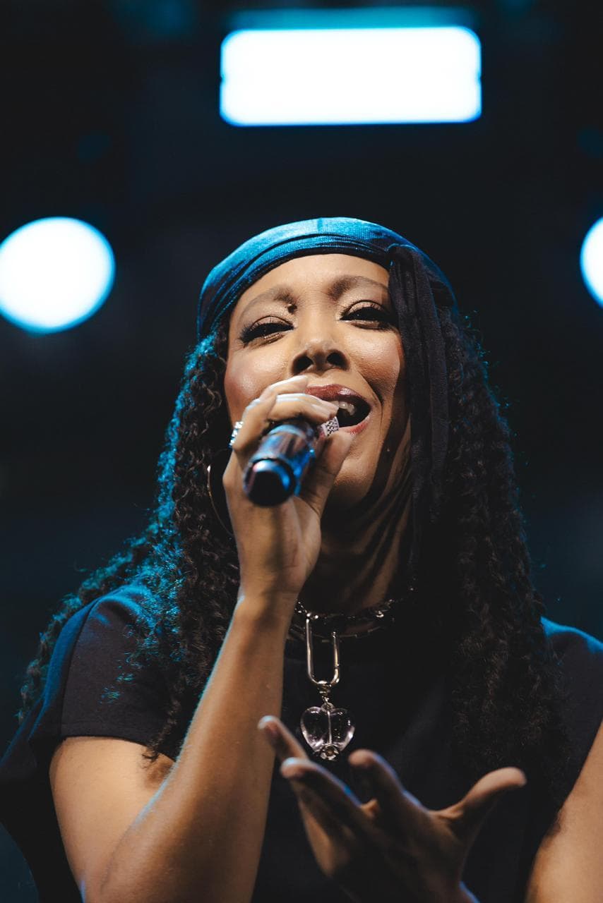 Negra Li apresenta o show O Silêncio Que Grita no Teatro Sesc Ginástico