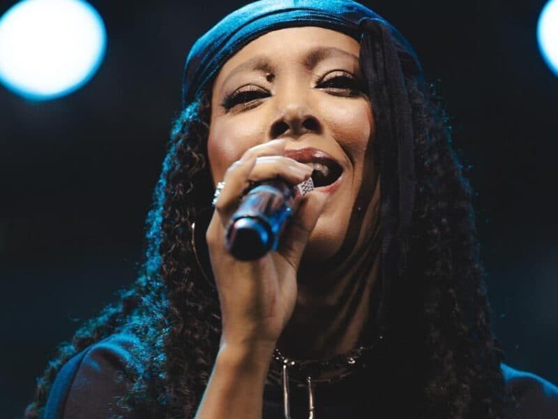 Negra Li apresenta o show O Silêncio Que Grita no Teatro Sesc Ginástico