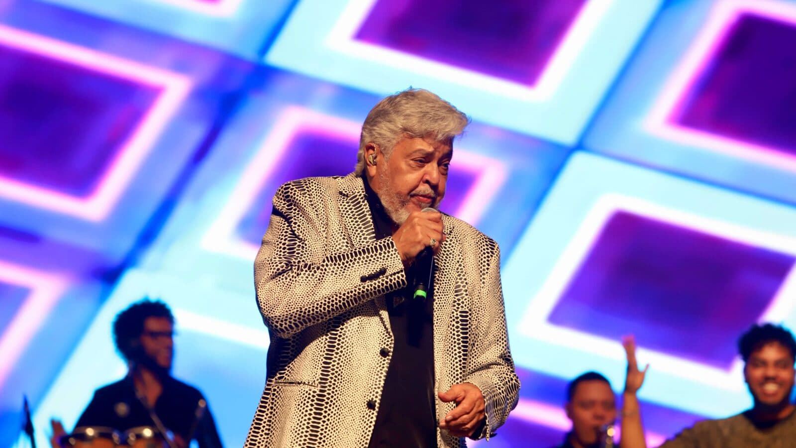 Sidney Magal celebra os grandes bailes brasileiros em novo espetáculo no Teatro Sesc Ginástico