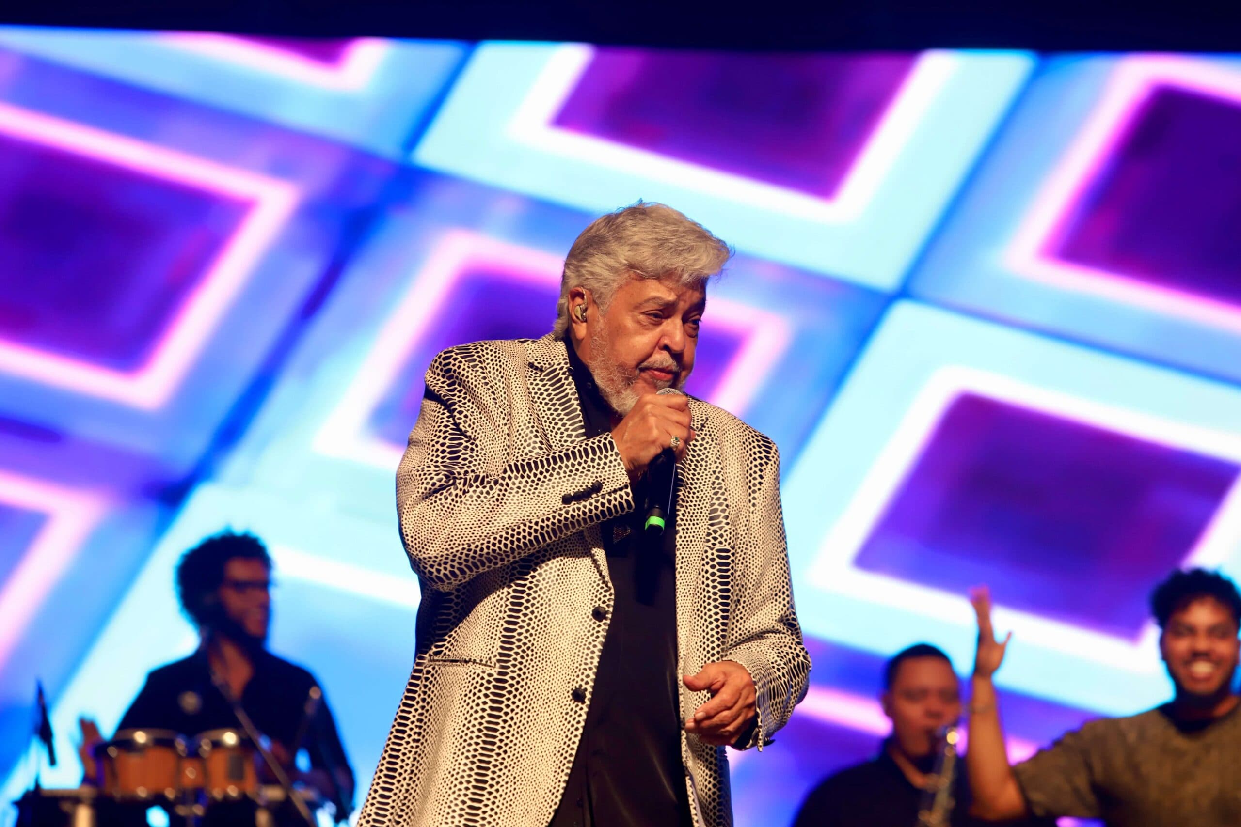 Sidney Magal celebra os grandes bailes brasileiros em novo espetáculo no Teatro Sesc Ginástico
